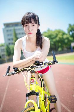 大巴车轮轩小诗摘抄300字